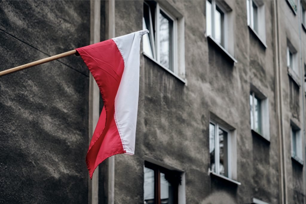 La bandiera della Polonia su un palazzo di Nowa Huta